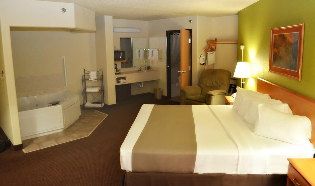 Fossil Creek Hotel & Suites Russell Exteriér fotografie